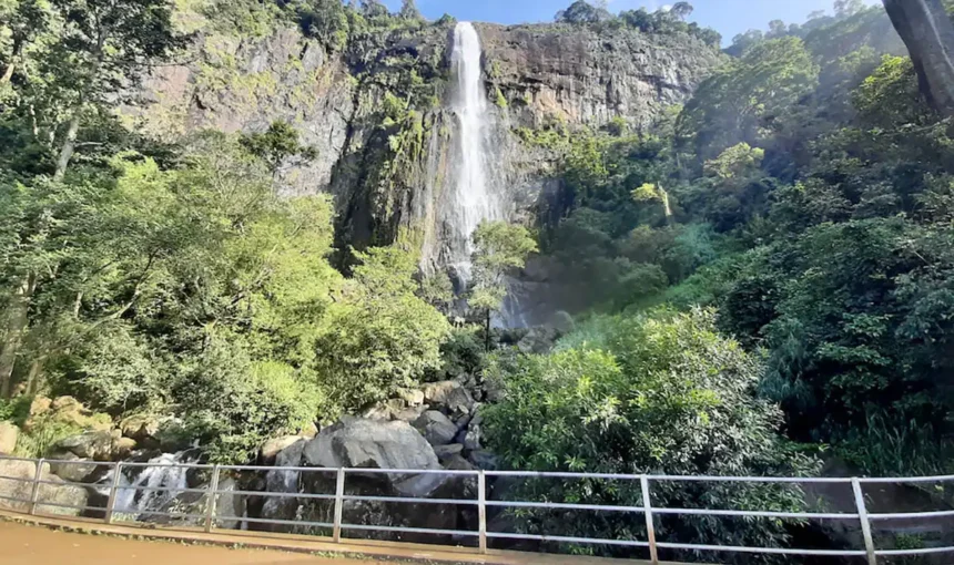 Diyaluma Waterfall